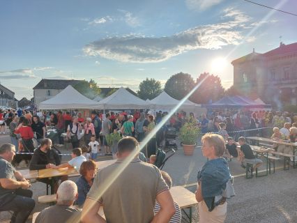 Marché d'été nocturne à Gy