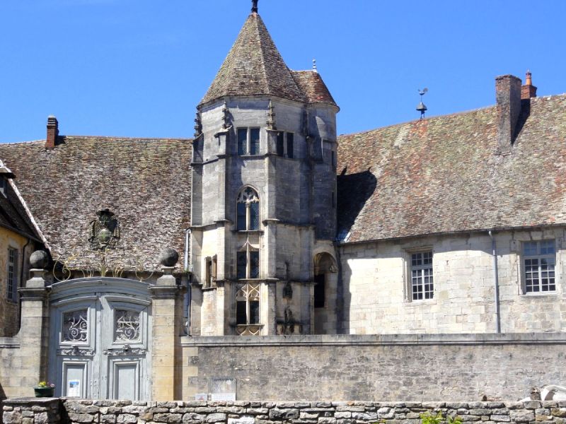 Façade château Gy.JPG