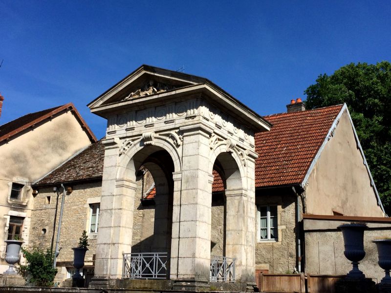 La grande fontaine à Gy.JPG